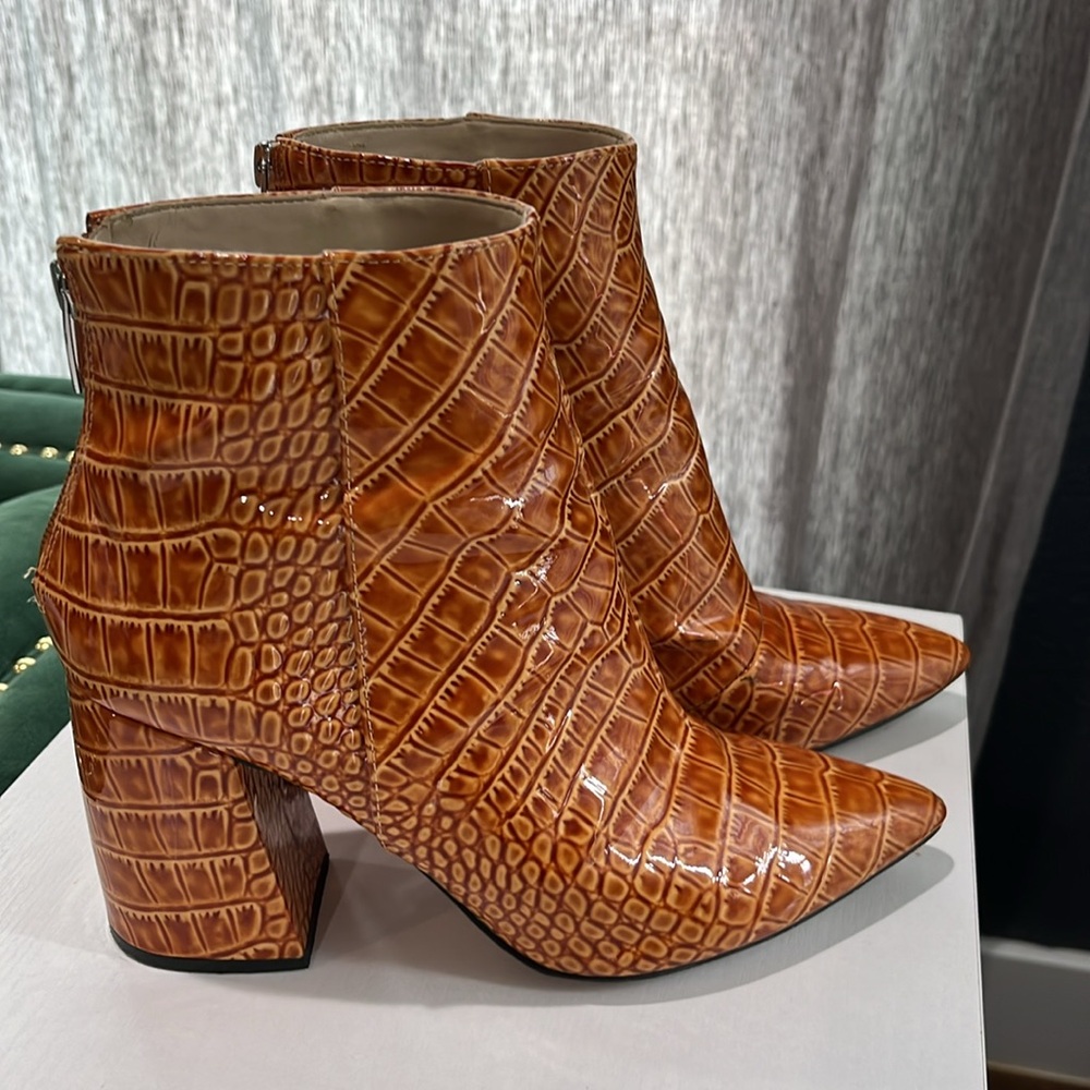 Vince Camuto Benedie Tan Ankle Boots Size 8.5